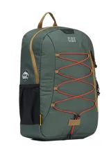 Mochila urbana y de senderismo marca Caterpillar, color verde con detalles en naranja y marrón. Presenta un diseño ligero en tejido ripstop hexagonal, con cordón elástico frontal para almacenamiento, bolsillos laterales de malla, compartimento principal con bolsillo interior y logo reflectante.