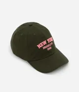 Gorra verde militar de sarga de algodón con visera curva y bordado frontal en rosa con la leyenda "New York Brooklyn 1996".