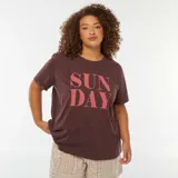 Camiseta marrón de manga corta con estampado de la frase "Sun Day" en color rosa.