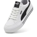 Championes Puma modelo Court Classic Vulc, de diseño urbano con capellada de lona blanca y detalles en cuero sintético negro. Presenta suela de plataforma con líneas decorativas horizontales y cierre de cordones.