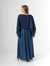 Capa azul marino confeccionada en gasa liviana, con corte holgado y escote tipo bote.