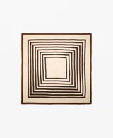 Pañuelo de seda con diseño de rayas horizontales en tonos crema, marrón y negro.