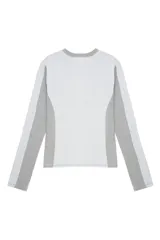 Remera de manga larga color blanco melange, con cuello redondo y diseño acanalado rib 2x2. Presenta un fit ajustado que acompaña la silueta.