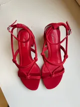 Sandalias plateadas de cuero nobuk, con tiras finas cruzadas en el empeine y tobillo, ajuste de pulsera y taco cuadrado de 7 cm.