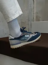 Championes Morrison Alpha, color azul marino con detalles en gris y beige.