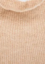Jersey de punto con cuello perkins y manga larga. Presenta un diseño de rayas horizontales en color azul marino y detalles en hilo metalizado dorado sobre una base color beige.