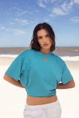 Remera celeste con logo bordado en el pecho, corte boxy y cuello redondo.