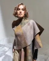 Poncho de lana merino afieltrada multicolor con diseño geométrico. Se puede usar de forma desestructurada, suelta o cruzada, suelta o atada, se adapta a diferentes cuerpos y marcando diversas siluetas.
