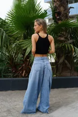 Jeans de denim de tiro alto y pierna ancha tipo extra wide, con bolsillos traseros aplicados y diseño exclusivo de corte amplio con costuras frontales diagonales.