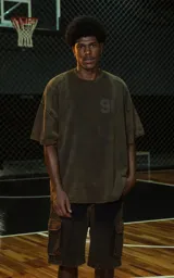 Remera de manga corta y cuello redondo, corte oversize, color marrón oscuro con efecto batik/lavado. Presenta el número "90" estampado en el pecho en un tono ligeramente más oscuro.