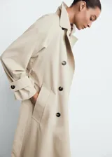 Trench coat de corte recto y diseño oversize, con cierre de doble botonadura, cuello de solapa ancha, bolsillos laterales y mangas largas con puños abotonados. Incluye cinturón desmontable y forro interior.