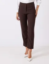 Pantalón sastrero slim negro de tiro alto, con pretina anatómica, pinzas verticales frontales y cierre oculto. Tiene bolsillos laterales inclinados y pinzas traseras para un ajuste favorecedor.