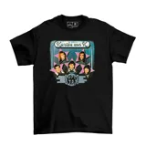 Remera negra de algodón con estampa frontal gráfica que homenajea a la banda uruguaya Karibe con K, presentando a sus integrantes dentro de estrellas y el nombre del grupo junto a la palabra Super Star.