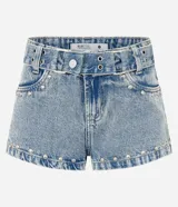 Short micro de jean con tiro bajo, trabillas, bolsillos y detalle de tachuelas aplicadas en el borde inferior. Confeccionado en 100% algodón de la marca Blue Steel.