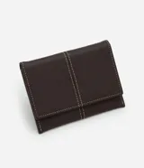 Billetera sobre de tamaño pequeño confeccionada en poliuretano color marrón oscuro, con detalle de pespuntes en hilo blanco y cierre mediante botón a presión.