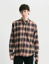 Camisa de franela de manga larga con estampado de cuadros escoceses, cuello button-down y cierre frontal con botones.