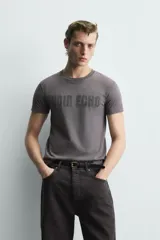 Camiseta de cuello redondo y manga corta con efecto lavado. Presenta una estampa frontal con el texto 'NOIR ECHO' en un tono más oscuro que la prenda.