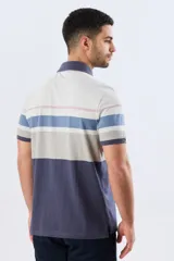 Remera polo de manga corta con diseño de franjas horizontales en tonos azul, salmón, celeste y beige. Cuenta con cuello clásico y cierre frontal de dos botones.