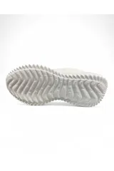 Championes deportivos Avia, color blanco con detalles en azul, confeccionados en malla transpirable con suela blanca texturizada.