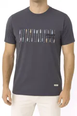 Remera gris con estampado de remos de colores y texto "Legacy Established 1972".