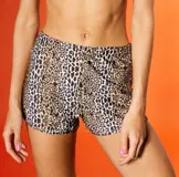 Short de lycra estampada con diseño de leopardo y cintura elastizada.