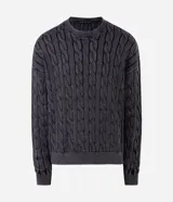 Suéter de punto con textura de cable, color gris con efecto lavado, de manga larga y cuello redondo. Presenta puños y bajo acanalados.