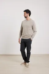 Sweater de tejido de punto color naranja melange, con cuello redondo y manga larga.