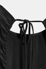 Vestido midi fluido de mezcla de viscosa en color bordó, con cuello redondo, manga sisa y detalle de lazada con abertura en la espalda.