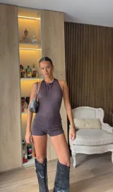 Body negro de diseño minimalista con cuello alto y espalda ultra escotada. Confeccionado en tela elastizada que se adapta al cuerpo.