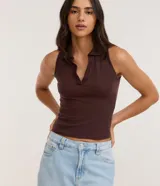 Blusa sin mangas color marrón chocolate, con cuello polo y escote en V. Confeccionada en tejido de algodón con elastano, presenta un corte ajustado al cuerpo.