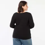 Camiseta de manga larga en tejido de canalé, color negro, con escote cuadrado amplio y ajuste entallado.