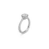 Anillo de cóctel con piedra central talla princesa y pavé a lo largo del diseño y de la banda bañada en rodio.
