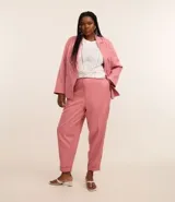 Pantalón de sastrería modelo carrot, color rosado, con corte holgado en la cadera que se afina hacia el tobillo. Presenta cintura alta, bolsillos laterales y terminación con dobladillo en el bajo.