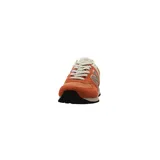 Championes urbanos New Balance modelo 574, color naranja con detalles en beige y marrón. Confeccionados en una combinación de gamuza, malla y tejido resistente, cuentan con el logo N característico en los laterales y entresuela con tecnología ENCAP para mayor amortiguación y soporte.