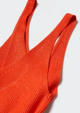 Top naranja de punto acanalado con escote en V y tirantes finos.