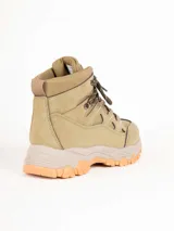 Bota de trekking color rosado con cordones al tono, cuello acolchado, ganchos metálicos para los cordones y suela dentada con plataforma gris y caramelo.