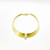 Gargantilla rígida dorada con textura delicada y cristal Swarovski rectangular engarzado en el centro. Cierre con mosquetón y cadena para regular el largo.