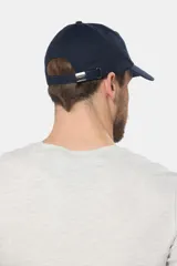Gorro de lona con visera y logo bordado en el frente, color gris.
