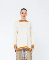 Buzo tejido de punto con diseño trenzado, color crudo con detalles de rayas en naranja y marrón en cuello, puños y ruedo.