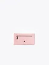 Billetera rectangular de cuero vacuno color rosado, con estampado de frambuesas y doble cierre superior.