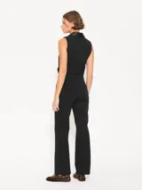 Pantalón negro de corte recto confeccionado en powermax. Presenta detalles de cuero ovino en los bolsillos delanteros.