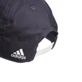 Gorra Adidas Daily Cap color azul marino, con visera curva y el logotipo de la marca estampado en color blanco en el frente.