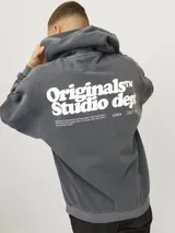 Hoodie gris con capucha, manga larga y calce oversize.