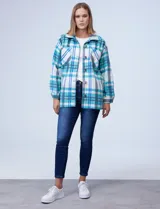 Sobrecamisa de tejido soft cuadrillé en tonos celeste, blanco y gris. Tiene cuello con solapa, abertura central con botones, bolsillos delanteros y mangas largas con puño y botón.