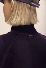 Campera de plush color violeta con cierre frontal y bolsillos funcionales.