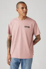 Remera rosa de corte relajado con logo Levi's estampado en el pecho.