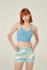 Top celeste de bretel fino, de poliéster con punto canalé, corte al cuerpo, con botones y cuello en V.