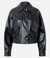 Campera bomber de cuero sintético (PU) color negro, con cuello camisero, cierre frontal con botones metálicos a presión, bolsillos laterales con solapa y ruedo con elástico. Presenta un diseño estructurado con acabado brillante.