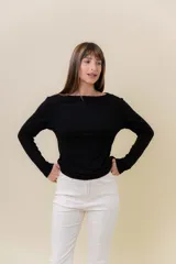 Remera de manga larga color chocolate, confeccionada en tela suave con elastano. Presenta un diseño de cuello bote y silueta entallada.