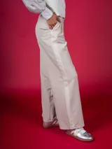 Pantalón negro de vestir con raya lateral blanca, corte palazzo y tiro alto.